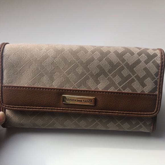 Tommy Hilfiger Beige Wallet - Picture 1 of 8